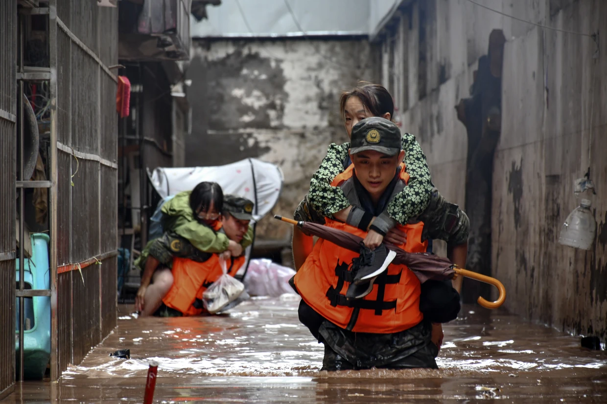 เกษตรกรจีนได้รับผลกระทบจากน้ำท่วมและภัยแล้งกล่าวว่าสภาพอากาศเลวร้ายลง